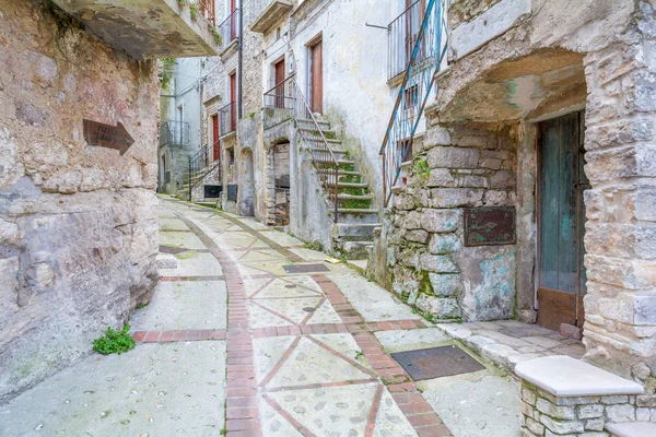 Vico Garganico, Foggia eyaletinde eski kırsal köy, Puglia, Italya manzaralı manzara.