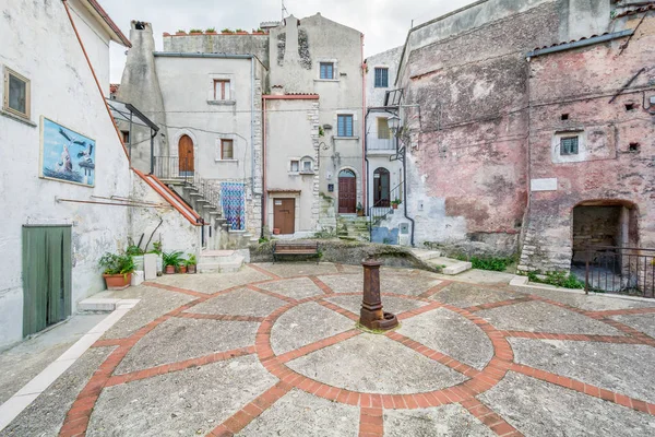 Vico Garganico, Foggia eyaletinde eski kırsal köy, Puglia, Italya manzaralı manzara.