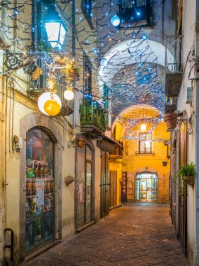 Muhteşem sanatçı ışıkları (Luci d 'Artista), Noel saatinde Salerno 'da. Campania, Italya.