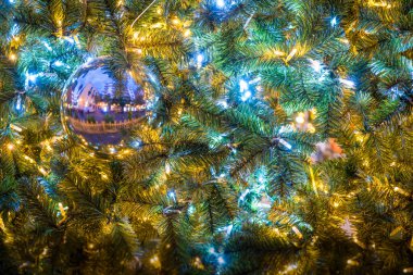 Muhteşem sanatçı ışıkları (Luci d 'Artista), Noel saatinde Salerno 'da. Campania, Italya.