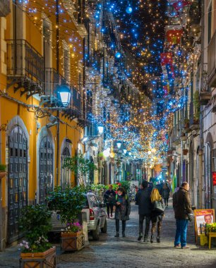 Muhteşem sanatçı ışıkları (Luci d 'Artista), Noel saatinde Salerno 'da. Campania, Italya.