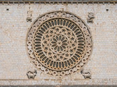 Assisi, Umbria, orta İtalya'daki Aziz Francis Bazilikası'ndan gül penceresi.