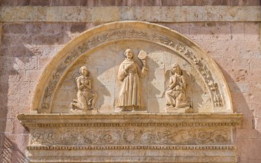Assisi, Umbria, orta İtalya'da Aziz Francis Bazilikası bas kabartma.