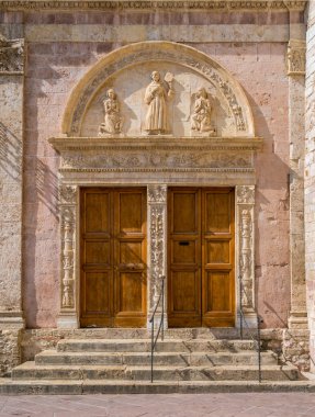 Assisi, Umbria, orta İtalya'da Aziz Francis Bazilikası bas kabartma.