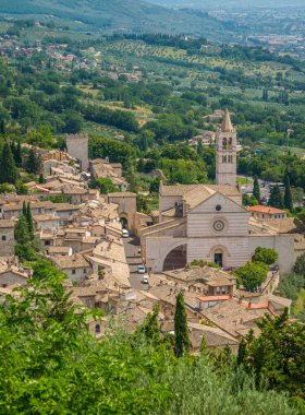 Santa Chiara Bazilikası ile Assisi panoramik görünümü. Umbria, İtalya.