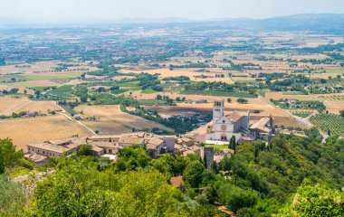 Aziz Francis Bazilikası ile Rocca Maggiore panoramik görünümü. Assisi, Umbria, İtalya.