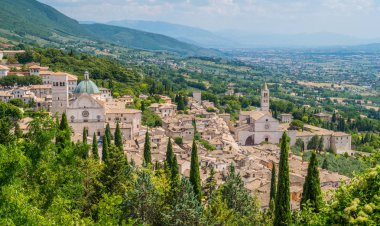 San Rufino Katedrali ve Santa Chiara Bazilikası ile Assis panoramik görünümü. Umbria, İtalya.