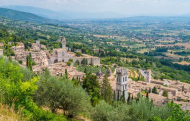 Santa Chiara Bazilikası ile Assisi panoramik görünümü. Umbria, İtalya.