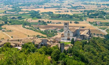 Aziz Francis Bazilikası ile Rocca Maggiore panoramik görünümü. Assisi, Umbria, İtalya.