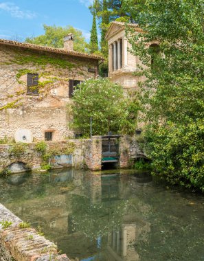 Clitumnus Tapınağı, Spoleto ve Trevi arasında Campello sul Clitunno kasabası yakınlarındaki küçük paleohıristiyan kilisesi, Umbria, İtalya.
