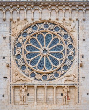 Spoleto Duomo cephesinden gül pencere. Umbria, Orta İtalya.