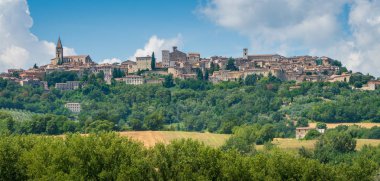 Perugia eyaletindeTodi'nin panoramik görünümü, Umbria, İtalya.