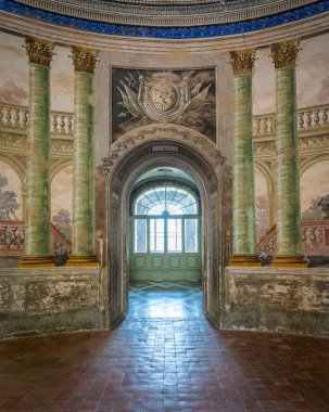 Palermo yakınlarındaki Bagheria 'daki güzel Villa Palagonia' da kapalı alan manzarası. Sicilya, İtalya. Haziran-28-2018