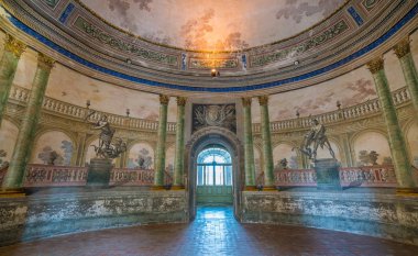 Palermo yakınlarındaki Bagheria 'daki güzel Villa Palagonia' da kapalı alan manzarası. Sicilya, İtalya. Haziran-28-2018
