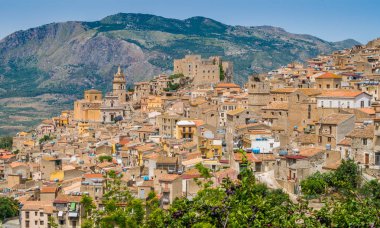 Caccamo, Palermo, Sicilya ilinde güzel bir şehir panoramik görünümü.