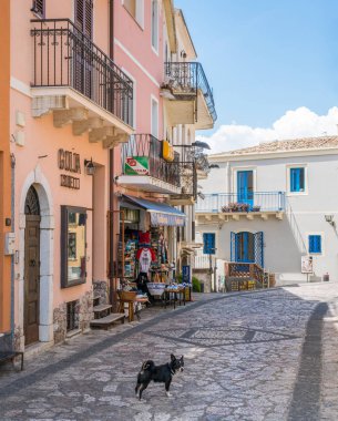 Taormina'nın üzerinde, Mola Dağı'nın tepesinde yer alan antik bir ortaçağ köyü olan Castelmola'da manzara. Sicilya, İtalya.
