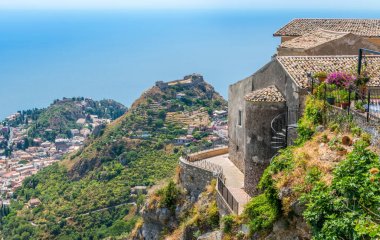Taormina'nın üzerinde yer alan antik bir ortaçağ köyü olan Castelmola'da, Mola Dağı'nın tepesinde panoramik manzara. Sicilya, İtalya.