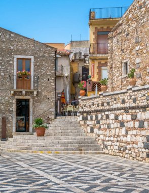 Taormina'nın üzerinde, Mola Dağı'nın tepesinde yer alan antik bir ortaçağ köyü olan Castelmola'da manzara. Sicilya, İtalya.