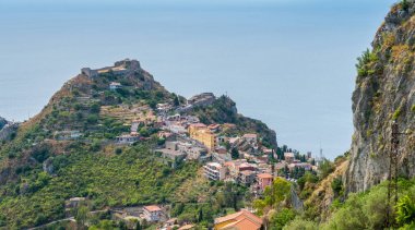 Castelmola'dan görülen Taormina Kalesi, Sicilya, İtalya.
