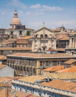 San Benedetto Kilisesi cephesi ve San Nicol l'Arena kubbesi ile Badia di Sant'Agata'nın kubbesinden Catania'da panoramik manzara. Sicilya, İtalya.