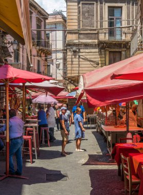 Bir yaz sabahı Catania renkli ve canlı pazar, Sicilya, güney İtalya. Temmuz-02-2018