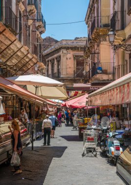 Bir yaz sabahı Catania renkli ve canlı pazar, Sicilya, güney İtalya. Temmuz-02-2018