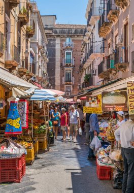 Bir yaz sabahı Catania renkli ve canlı pazar, Sicilya, güney İtalya. Temmuz-02-2018