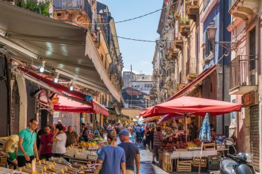 Bir yaz sabahı Catania renkli ve canlı pazar, Sicilya, güney İtalya. Temmuz-02-2018