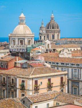 Catania'da, Badia di Sant'Agata Kilisesi'nin kubbeleri ve Sant'Agata Katedrali'nin çatı manzarası vardır. Sicilya, İtalya.