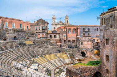 Catania'daki Roma tiyatrosu, arka planda Assisi'li Aziz Francis Kilisesi. Sicilya. İtalya.