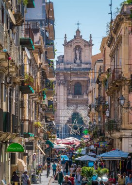 Catania pitoresk Via Pacini, arka planda Madonna del Carmine Sanctuary ile. Temmuz-01-2018