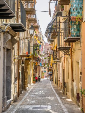 Cefalu'da rahat bir sokak, detaylar ve renklerle zengin. Sicilya, Güney İtalya.