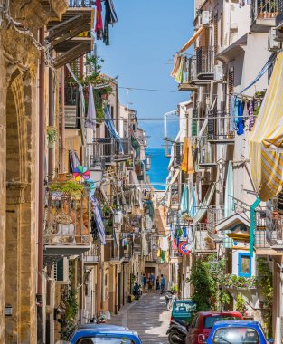 Cefalu'da rahat bir sokak, detaylar ve renklerle zengin. Sicilya, Güney İtalya.