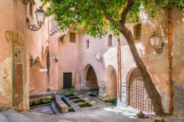 Cefalu Ortaçağ çeşmesi. Sicilya, Güney İtalya.