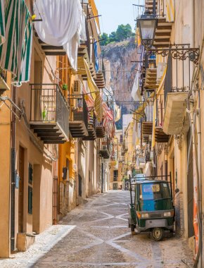 Cefalu'da rahat bir sokak, detaylar ve renklerle zengin. Sicilya, Güney İtalya.