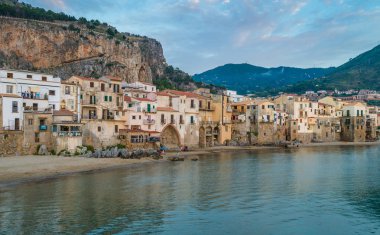 Cefalu rıhtımı bulutlu bir öğleden sonra. Sicilya, Güney İtalya.