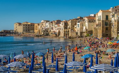 Güneşli bir yaz gününde pitoresk Cefalu rıhtım. Sicilya, Güney İtalya.