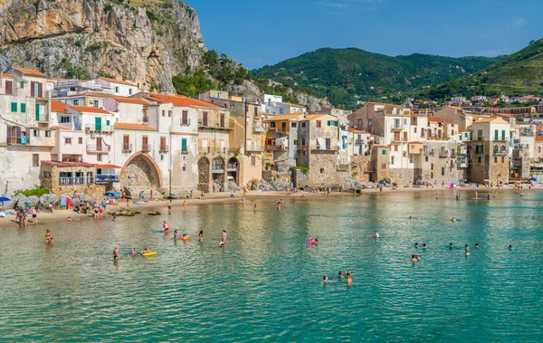 晴れた夏の日に美しいセファルのウォーターフロント シチリア島 イタリア南部 — ストック写真