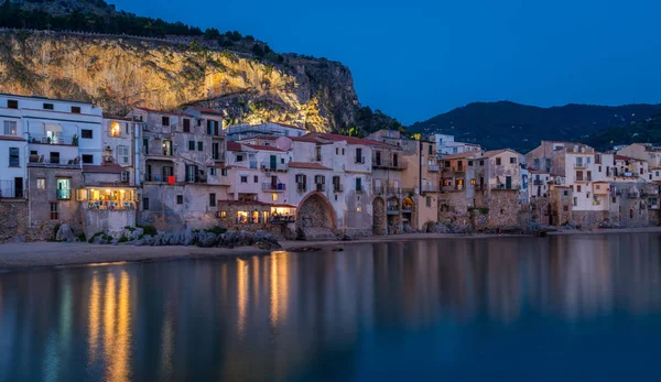 Fronte Mare Cefalu Sera Con Luci Che Riflettono Sull Acqua — Foto Stock