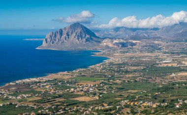 Erice, Trapani, Sicilya eyaletinden Cofano Dağı ve sahil şeridipanoramik görünümü.