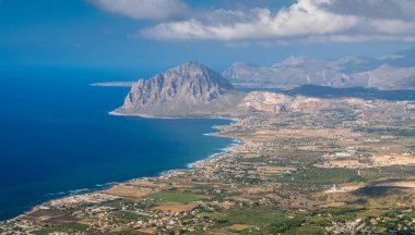 Erice, Trapani, Sicilya eyaletinden Cofano Dağı ve sahil şeridipanoramik görünümü.