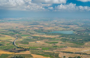 Erice, Trapani, Sicilya eyaletinden çevredeki manzarapanoramik görünümü.