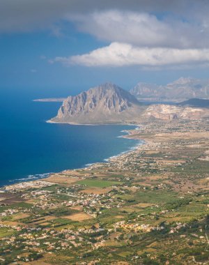 Erice, Trapani, Sicilya eyaletinden Cofano Dağı ve sahil şeridipanoramik görünümü.