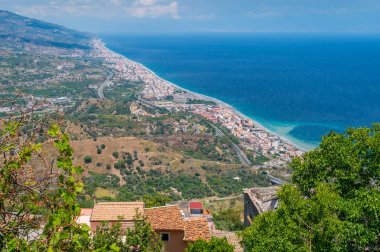 Forza d'Agro'dan panoramik manzara. Messina eyaleti, Sicilya, Güney İtalya.