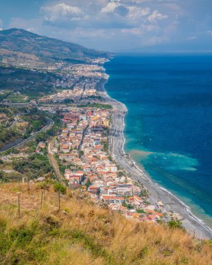 Forza d'Agro'dan panoramik manzara. Messina eyaleti, Sicilya, Güney İtalya.