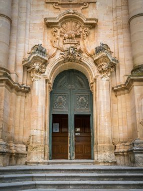 Modica San Giorgio Duomo süslü kapı, Sicilya barok sanatının güzel bir örnek. Sicilya, Güney İtalya.