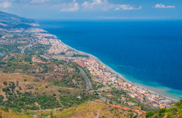 Forza d'Agro'dan panoramik manzara. Messina eyaleti, Sicilya, Güney İtalya.