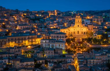 Gün batımında Modica, Ragusa eyaletinde inanılmaz şehir, Sicilya İtalyan bölgesinde (Sicilya).