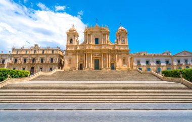 Güneşli bir yaz gününde ünlü Noto Katedrali (San Nicol Bazilikası Minore). Siracusa eyaleti, Sicilya, İtalya.
