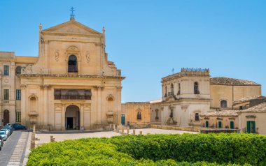 San Salvatore Kilisesi ve Santa Chiara Kilisesi ile Noto'da manzara. Siracusa eyaleti, Sicilya, İtalya.